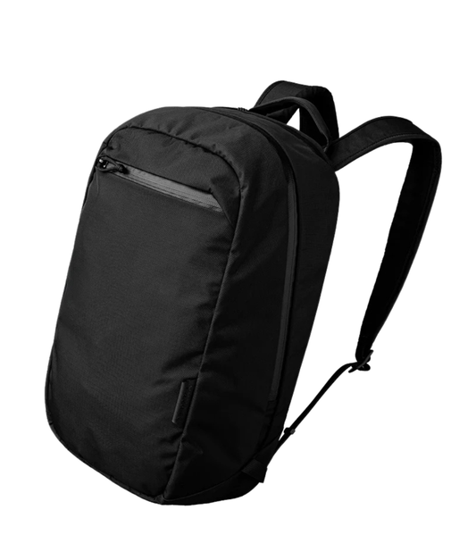 ALPAKA Aero Pack 黑色款展示正面設計及簡約外觀。