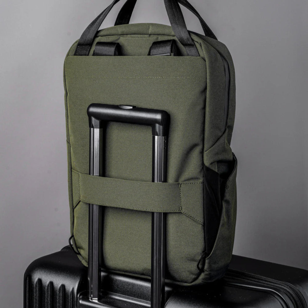 前隔層內附 MOD Key Tether，方便掛鑰匙或小物