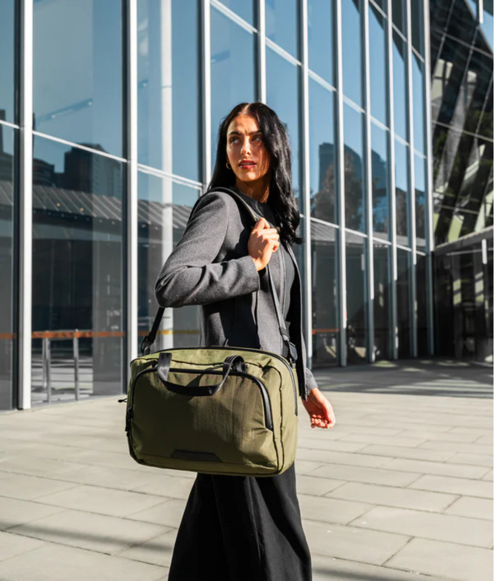 Alpaka Bravo Brief 商務手提包
雙模式攜帶：配有加厚手提帶與可拆卸肩帶，隨時切換攜帶模式，應對多場景使用需求。