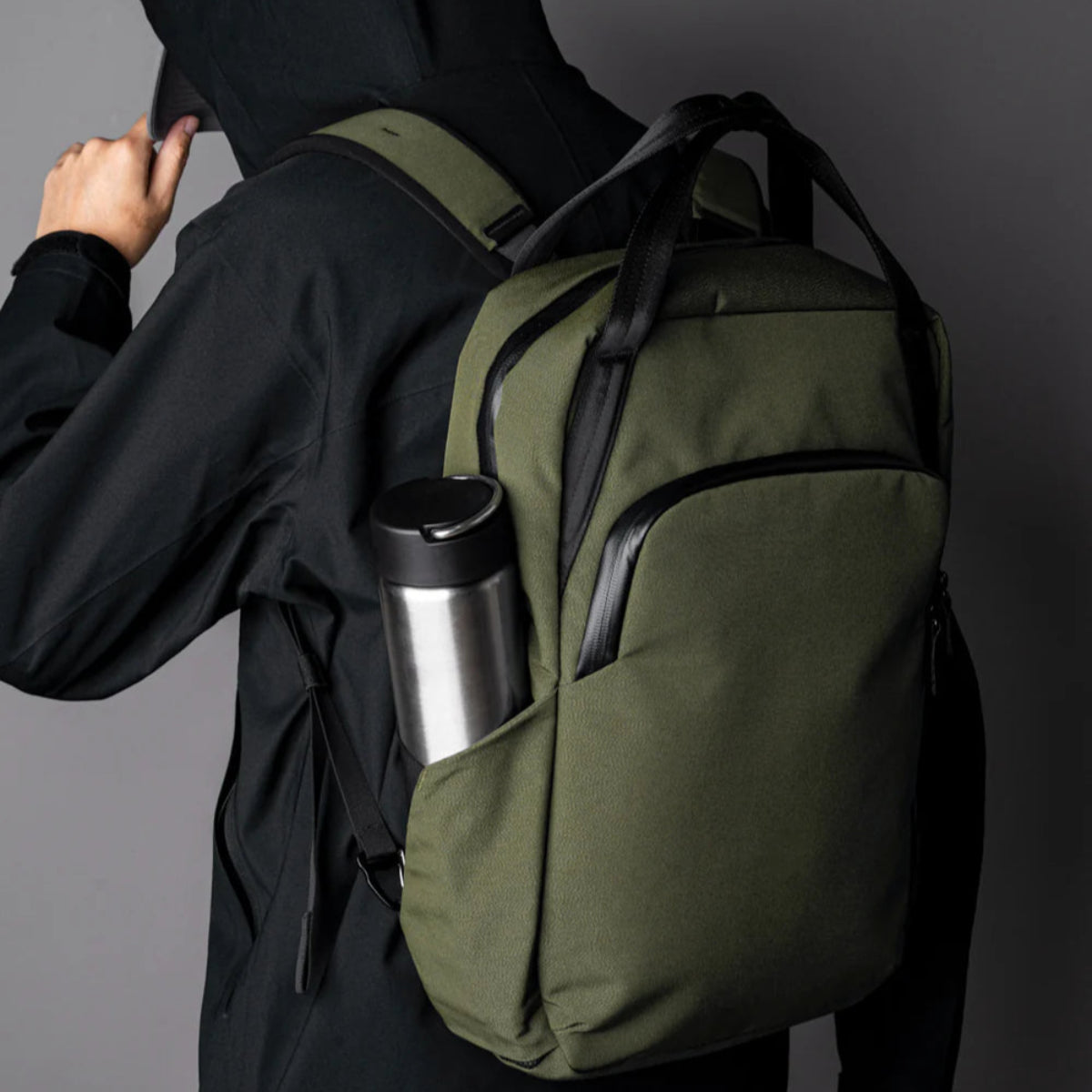 前隔層內附 MOD Key Tether，方便掛鑰匙或小物