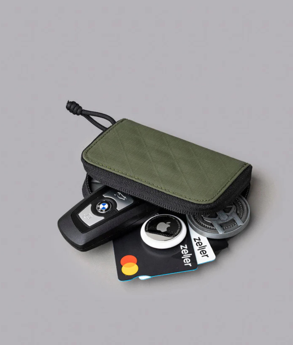 可容納最多 15 張卡片、5 枚硬幣及紙幣，滿足日常需求。