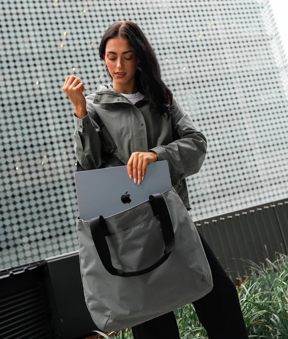 Alpaka Elements Tote (L) 托特包
配有 16 吋筆記型電腦隔層