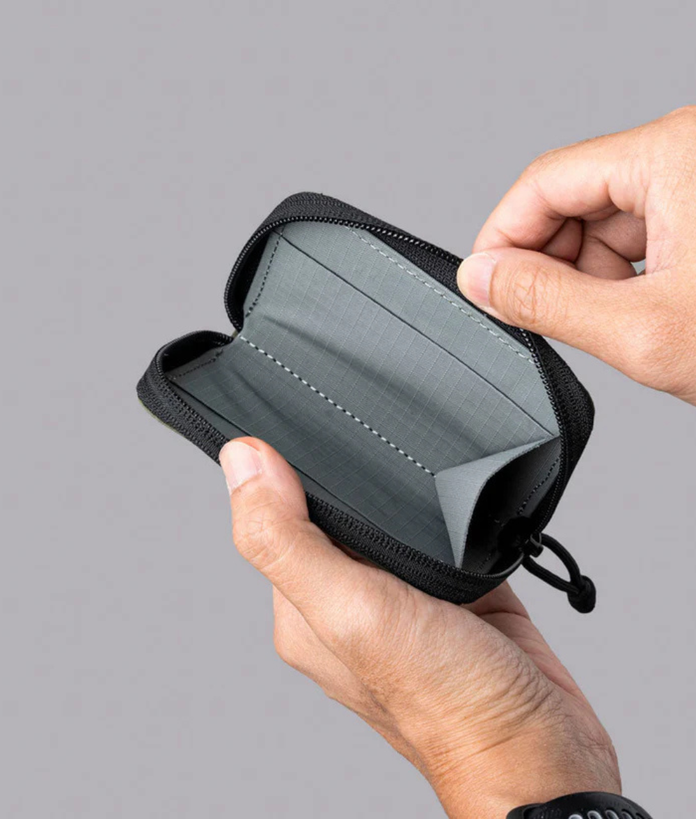 可容納最多 15 張卡片、5 枚硬幣及紙幣，滿足日常需求。