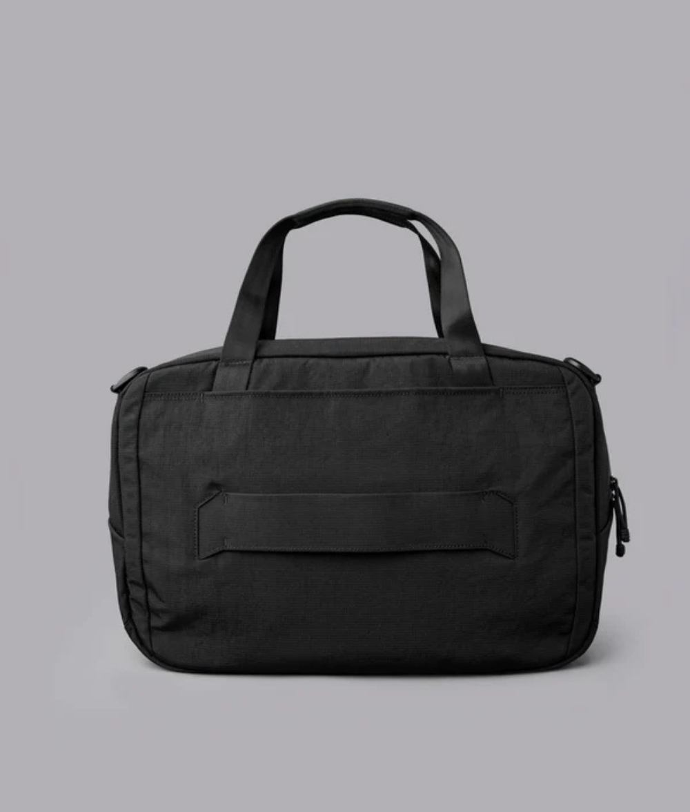 Alpaka Bravo Brief 商務手提包
耐用防潑水材質：採用 Axoflux 400D Ripstop 尼龍材質，輕便耐用且防潑水，適合日常通勤及戶外使用。