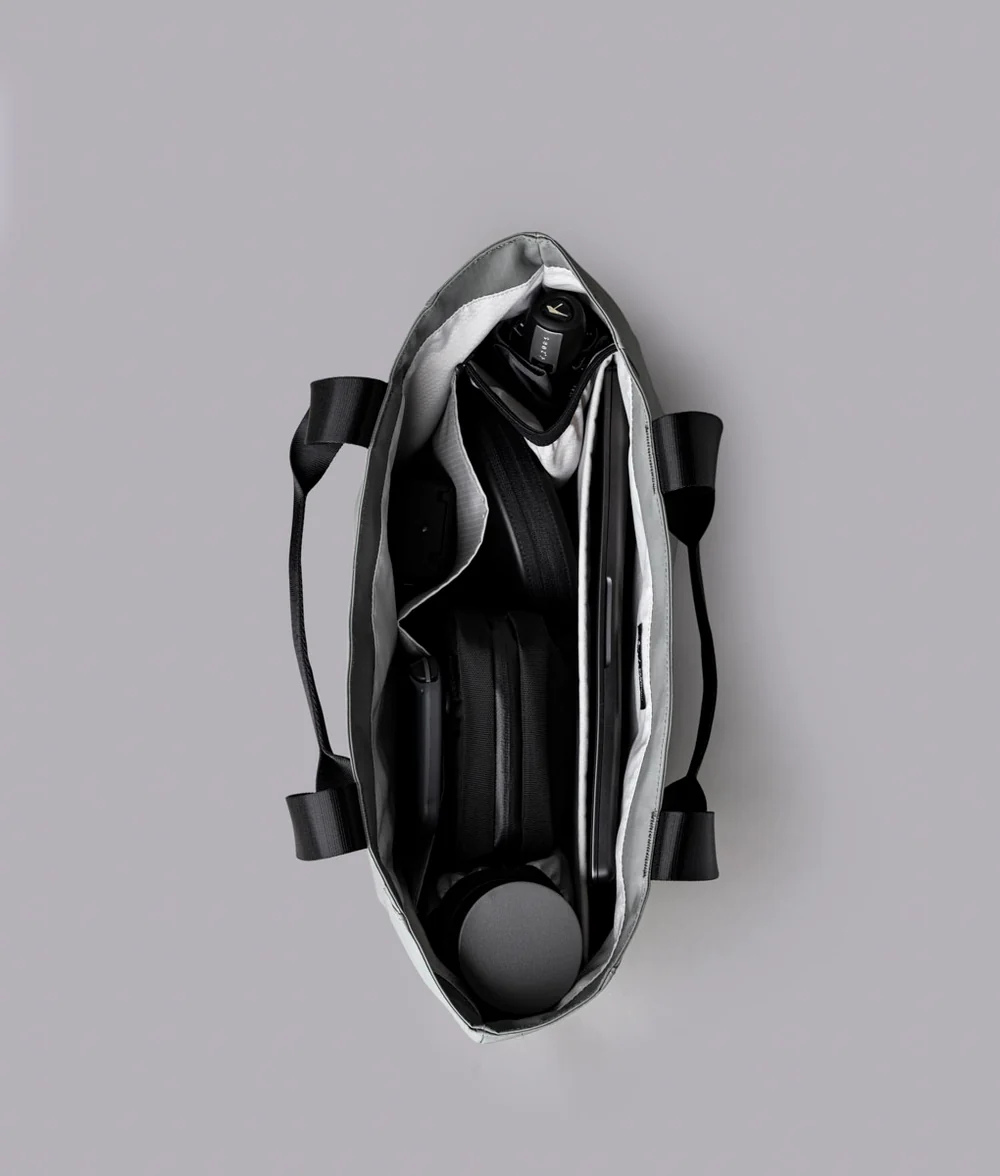 Alpaka Elements Tote (L) 托特包
內部設有襯墊筆電隔層、兩個插袋及彈性瓶套，滿足不同物品的收納需求