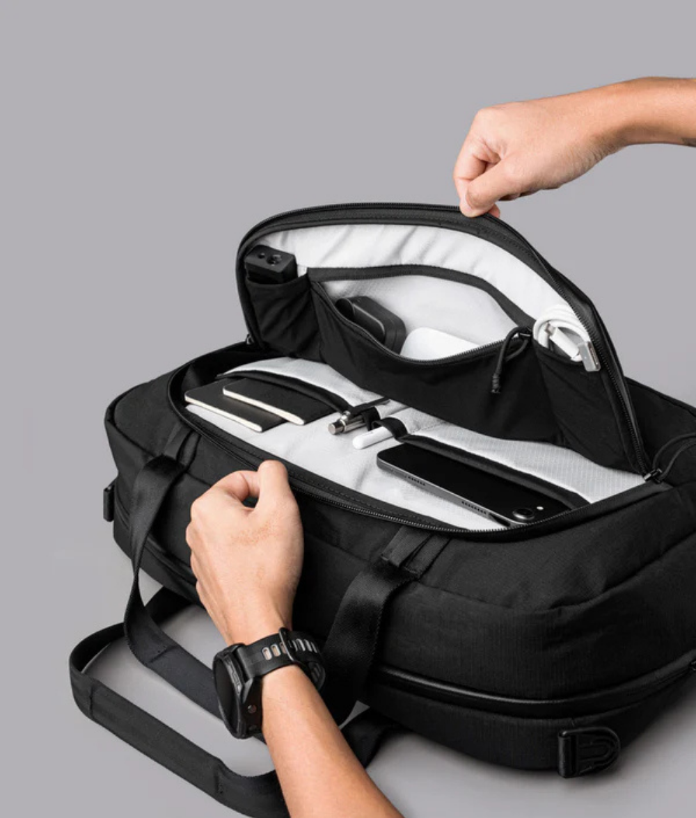 Alpaka Bravo Brief 商務手提包
多功能前置管理面板：內含 2 個滑袋、2 個筆插、1 個網狀拉鍊袋，收納日常用品與小型設備更加高效。