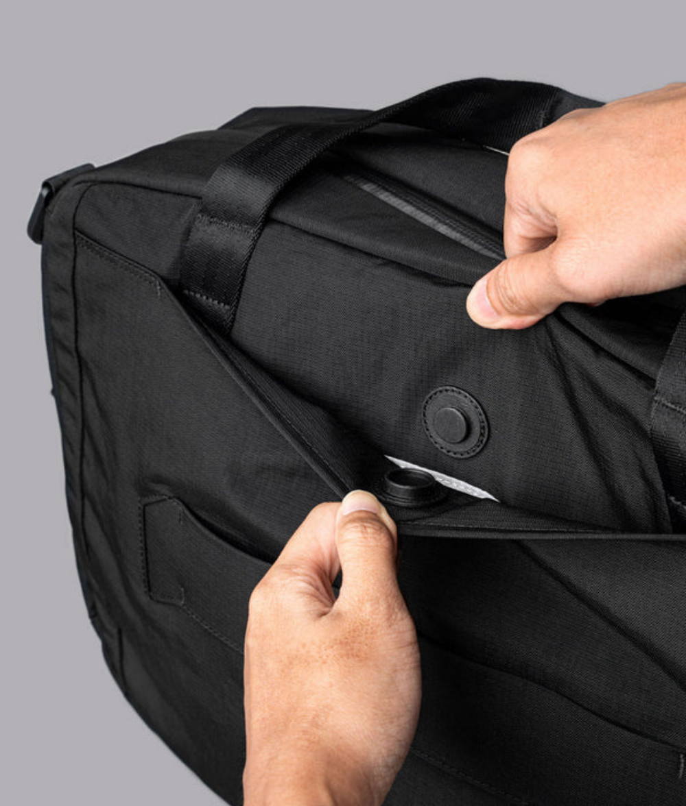 Alpaka Bravo Brief 商務手提包
磁性外袋：外部磁性口袋方便存取手機或登機證，提升使用便利性。