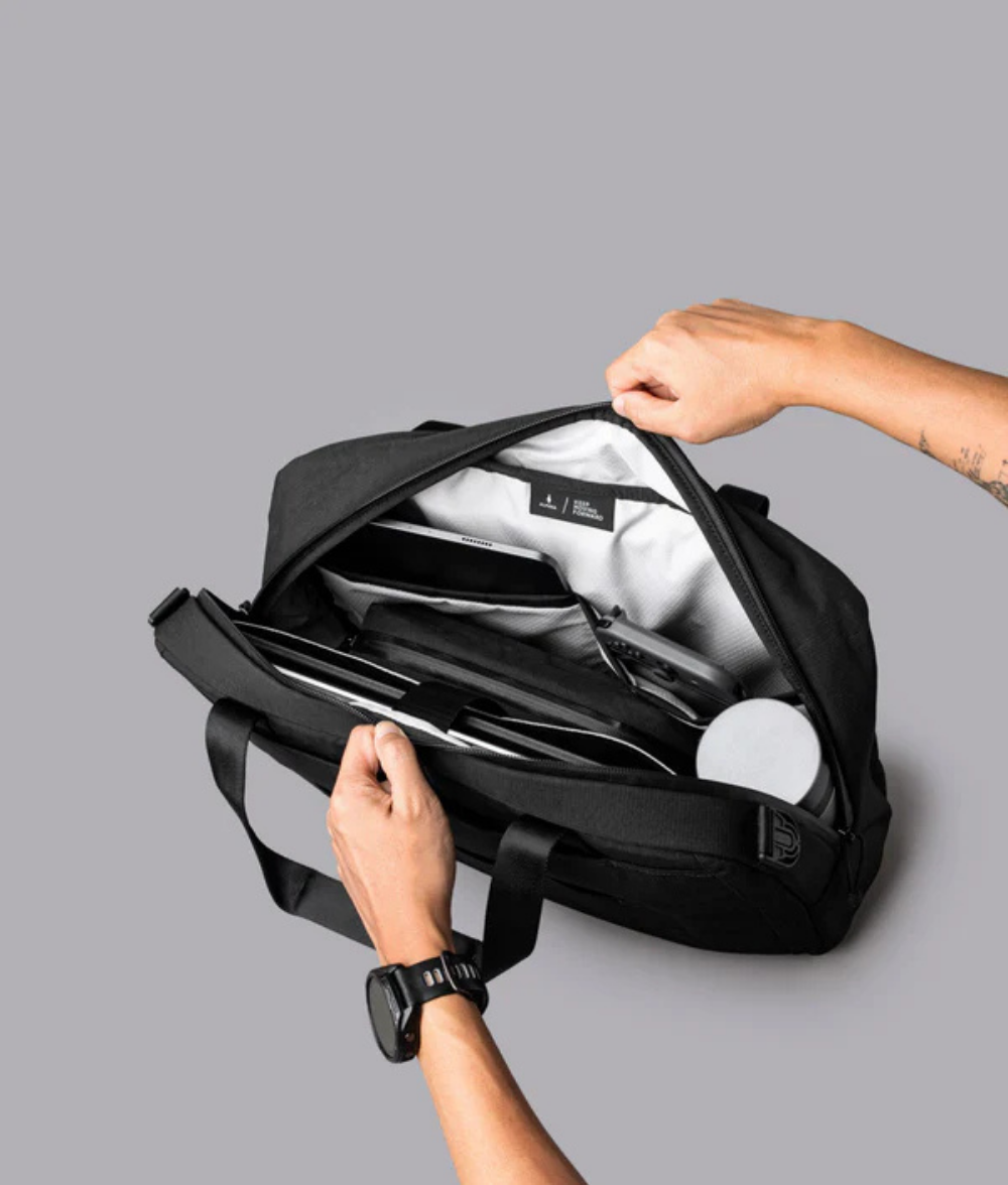 Alpaka Bravo Brief 商務手提包
筆記型電腦保護套：內部加墊 16 吋筆記型電腦專屬隔層，並採用柔軟內襯，提供卓越保護。