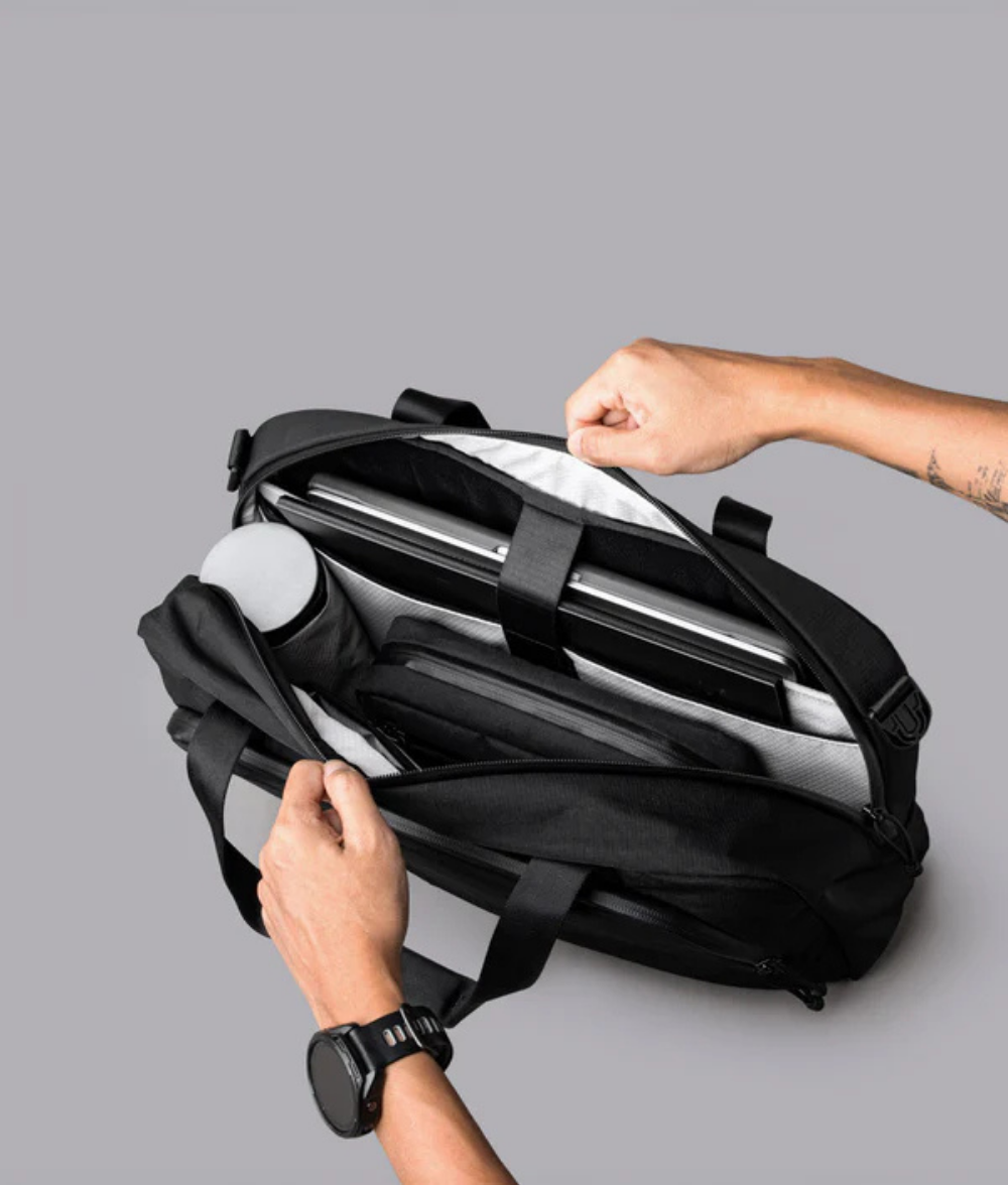 Alpaka Bravo Brief 商務手提包
筆記型電腦保護套：內部加墊 16 吋筆記型電腦專屬隔層，並採用柔軟內襯，提供卓越保護。