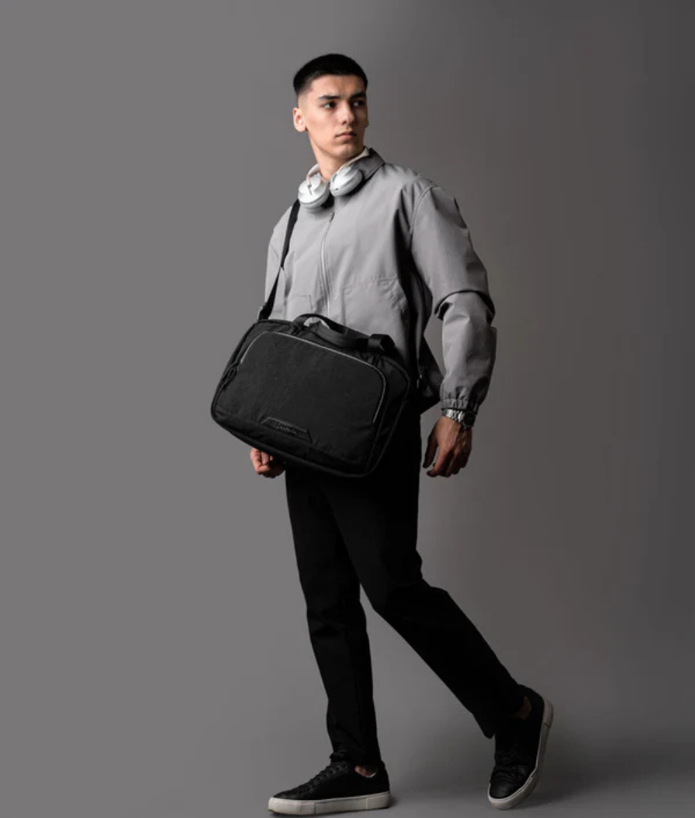 Alpaka Bravo Brief 商務手提包
雙模式攜帶：配有加厚手提帶與可拆卸肩帶，隨時切換攜帶模式，應對多場景使用需求。