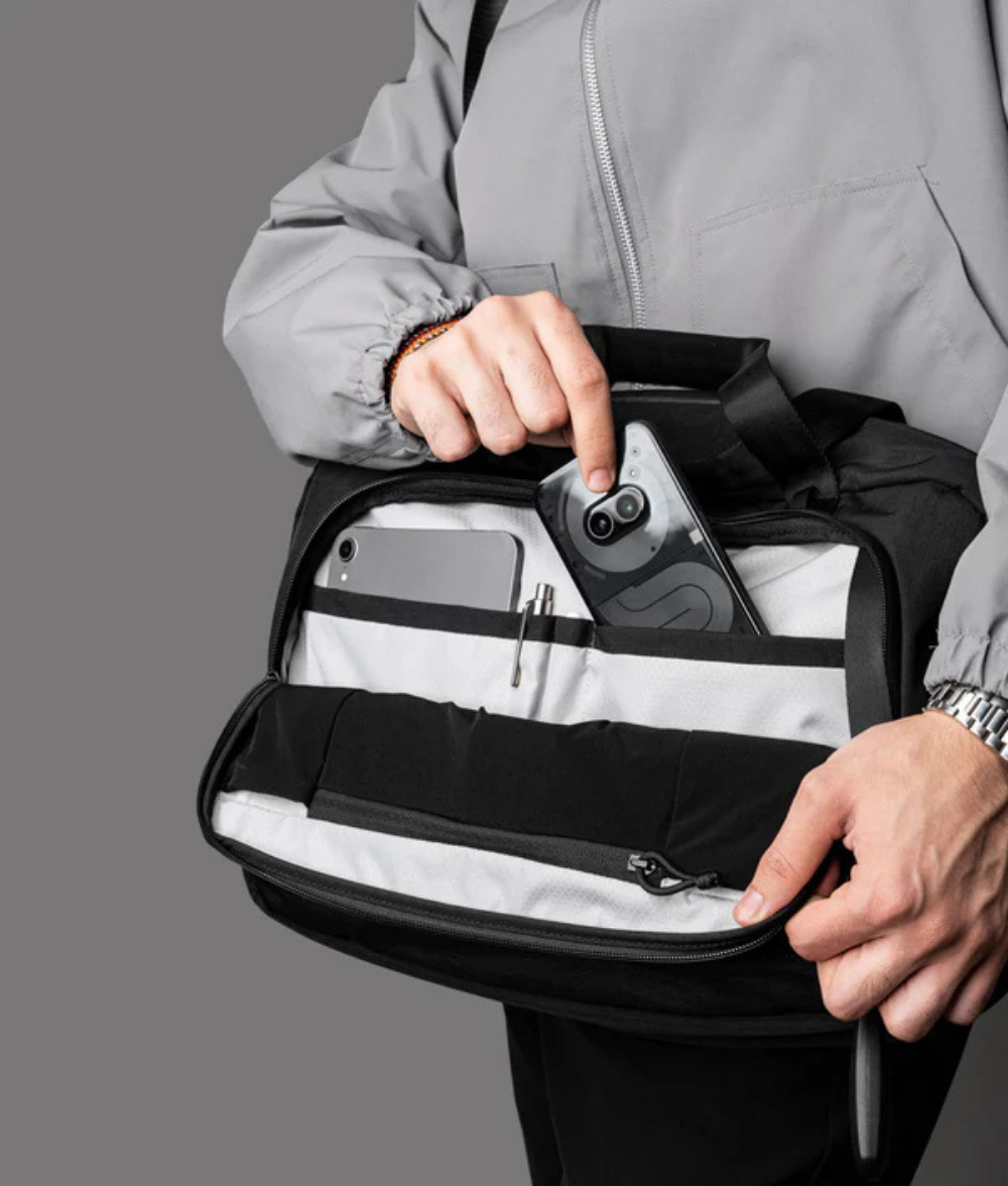 Alpaka Bravo Brief 商務手提包
多功能前置管理面板：內含 2 個滑袋、2 個筆插、1 個網狀拉鍊袋，收納日常用品與小型設備更加高效。