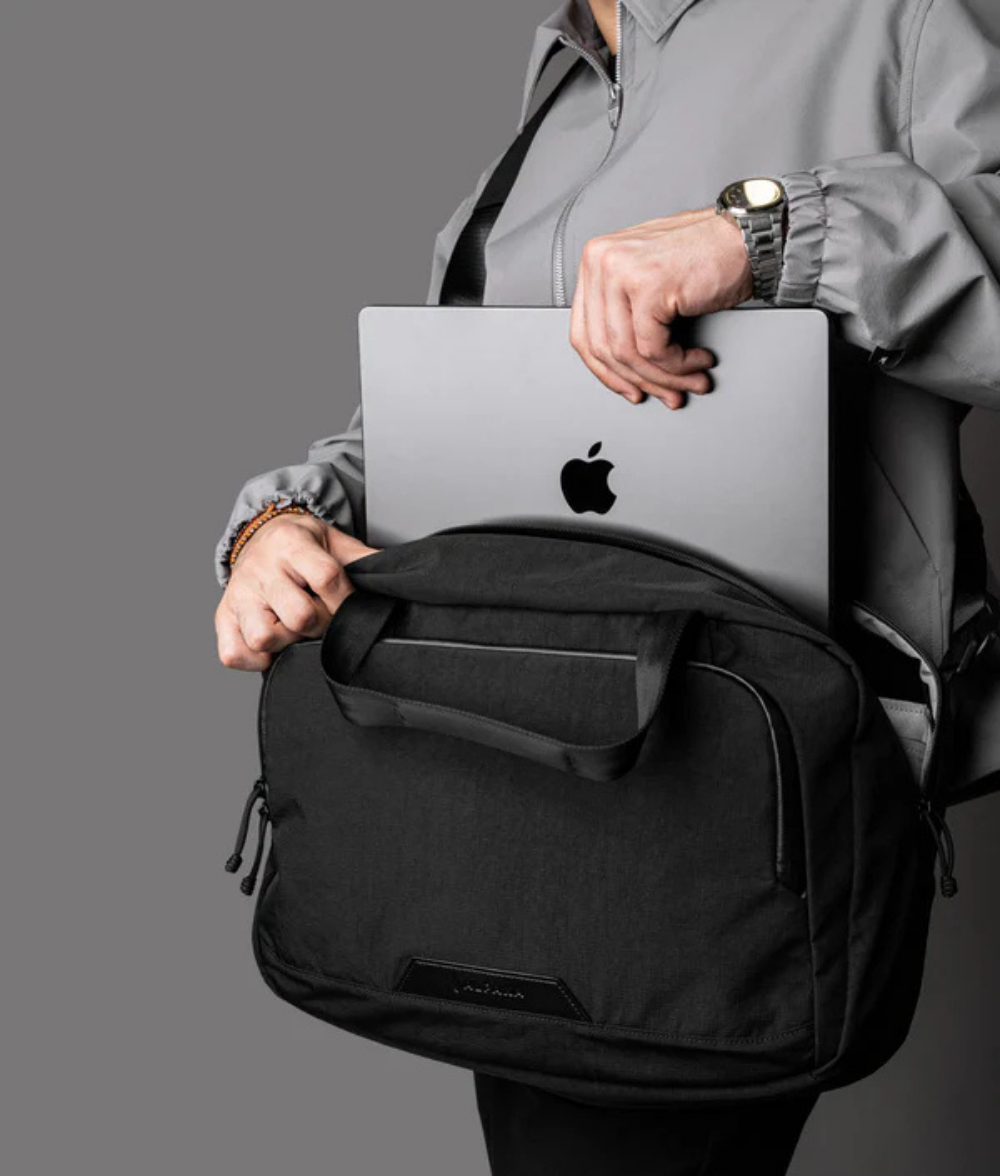 Alpaka Bravo Brief 商務手提包
筆記型電腦保護套：內部加墊 16 吋筆記型電腦專屬隔層，並採用柔軟內襯，提供卓越保護。