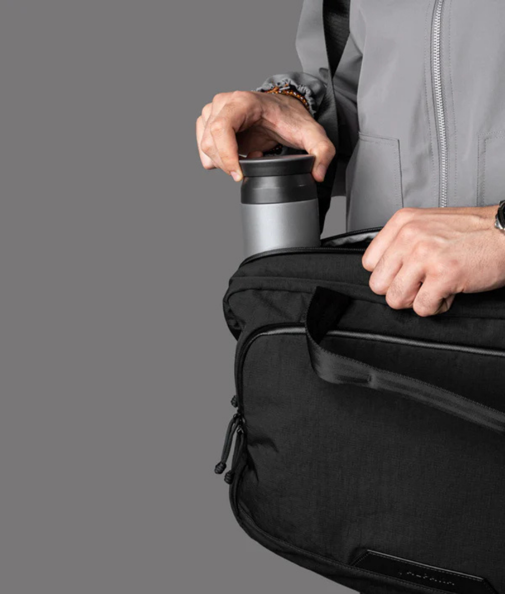 Alpaka Bravo Brief 商務手提包
內部空間規劃：內部附有水瓶袋和 2 個滑袋，方便整理物品。