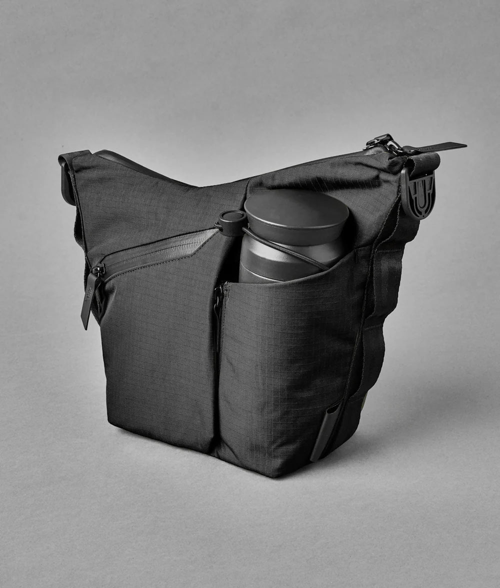 Alpaka Flow Satchel 側肩包
拉鍊擴充角撐板可讓您容納 1 公升大的瓶子。