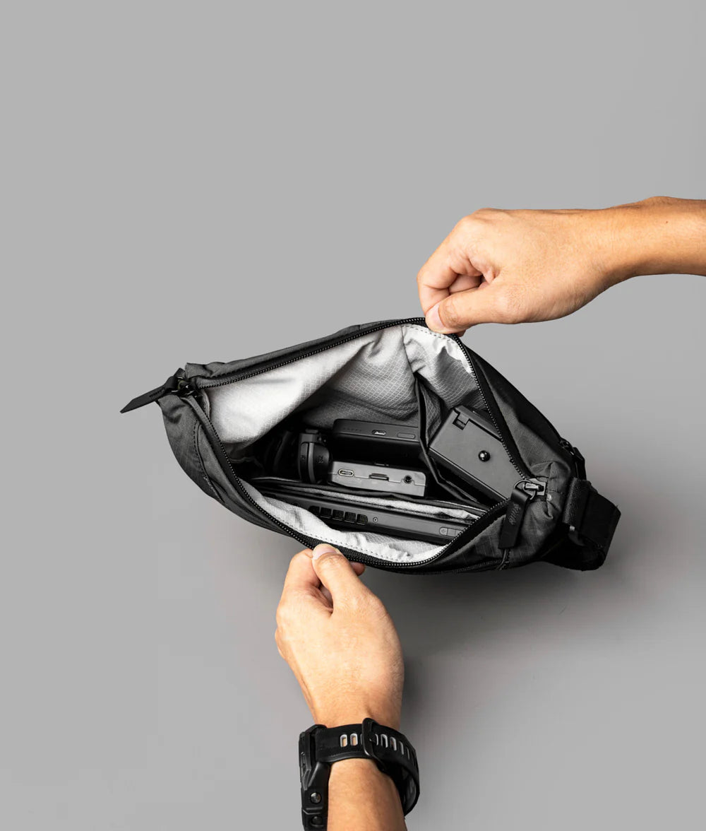 Alpaka Flow Satchel 側肩包
寬敞的主隔層刻意保持整潔，可容納各種形狀和尺寸的日常裝備。
全拉鍊封口可讓您的所有物品安全存放。