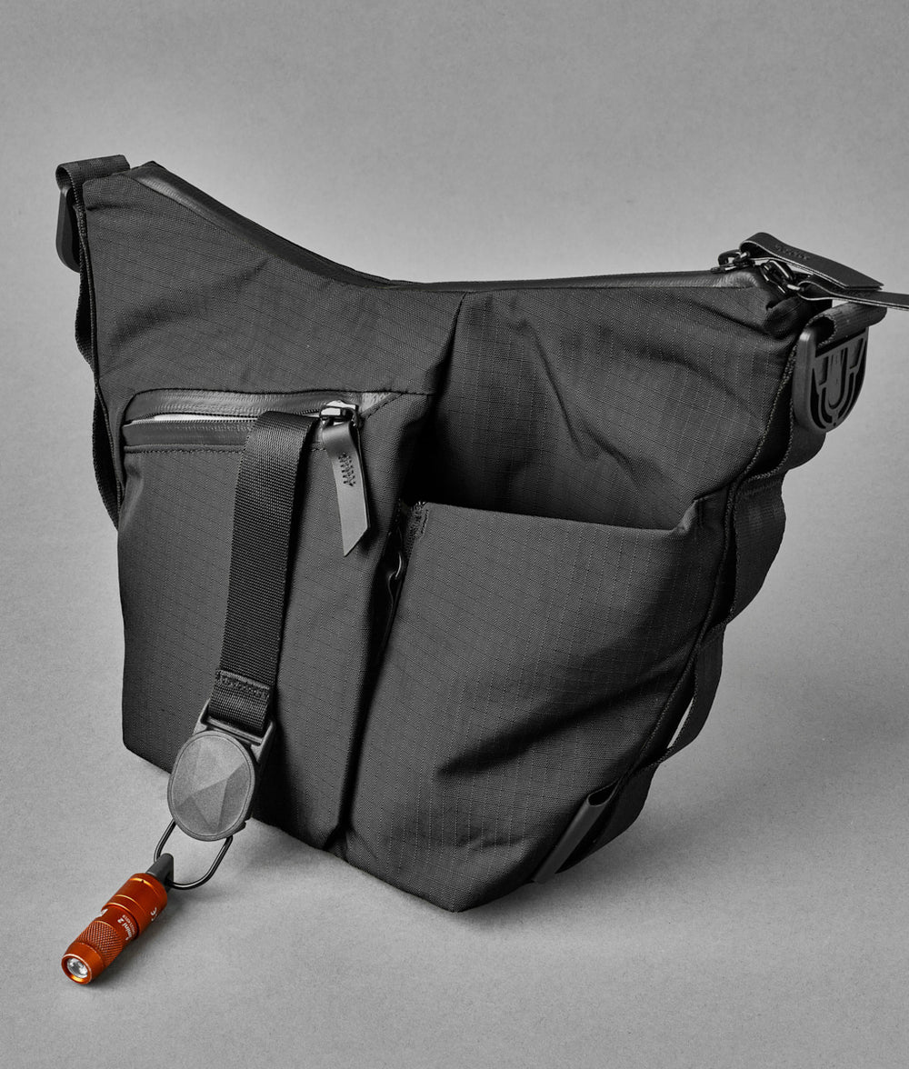 Alpaka Flow Satchel 側肩包
正面的快速存取口袋可輕鬆存放必需品，並配有內建鑰匙夾。