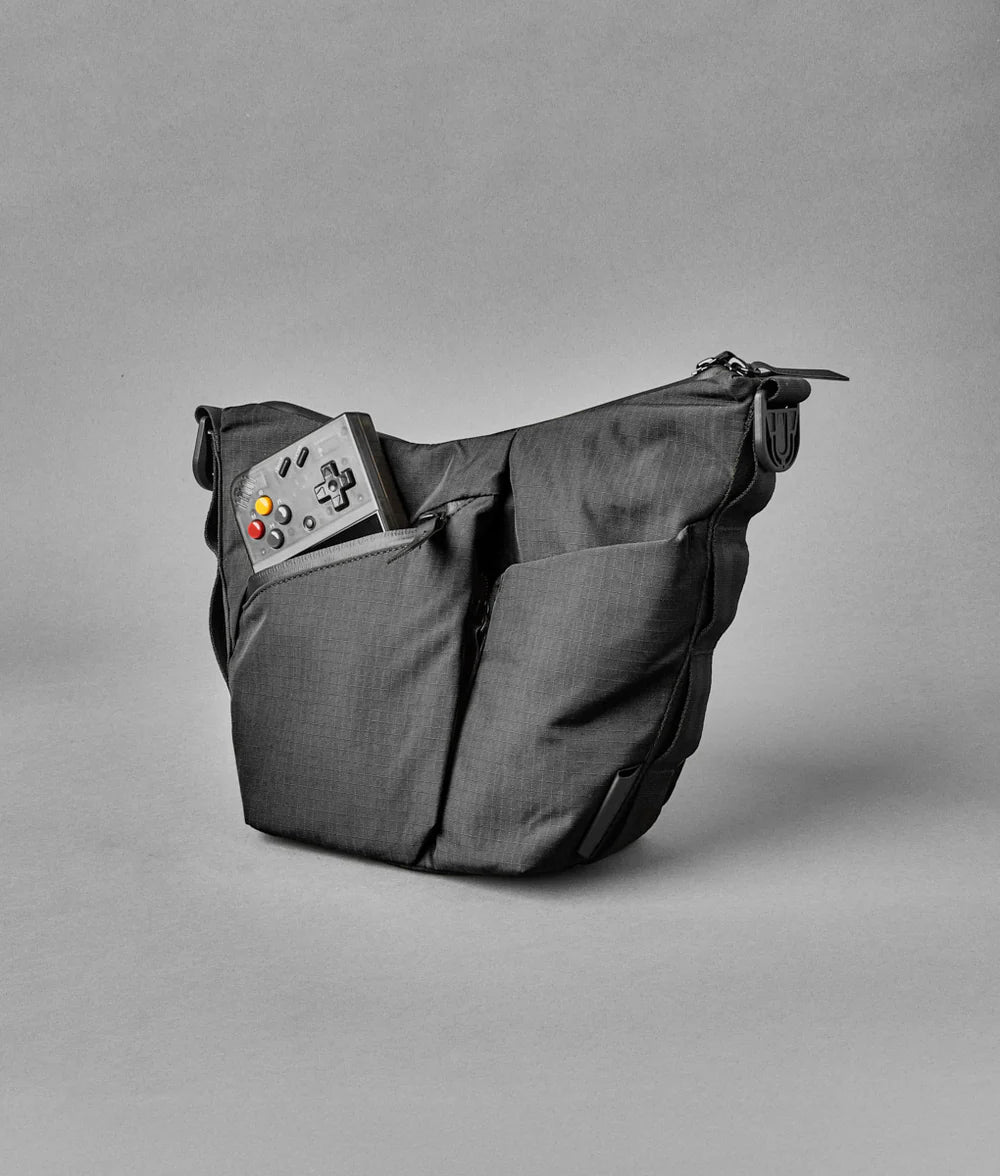 Alpaka Flow Satchel 側肩包
正面的快速存取口袋可輕鬆存放必需品，並配有內建鑰匙夾。