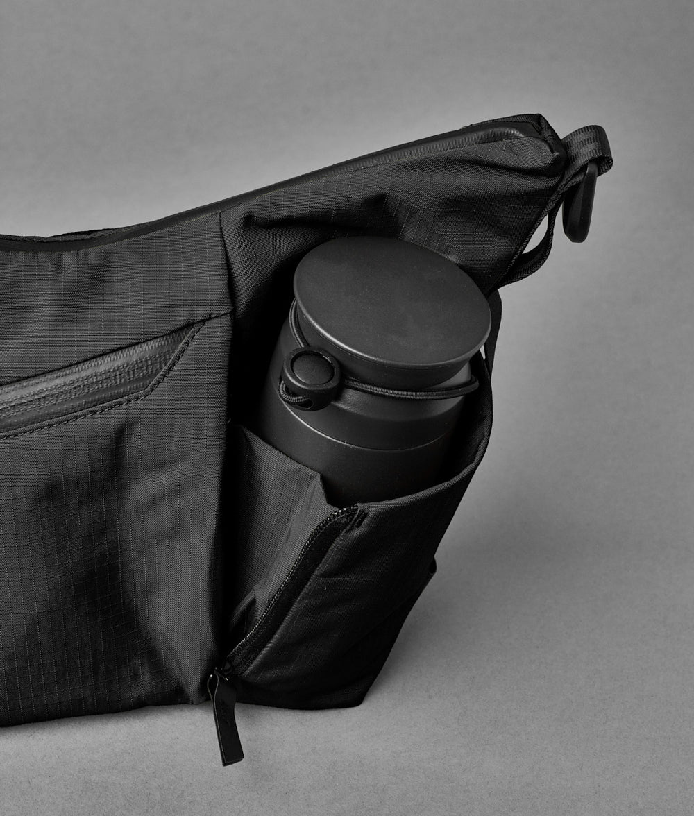 Alpaka Flow Satchel 側肩包
拉鍊擴充角撐板可讓您容納 1 公升大的瓶子。