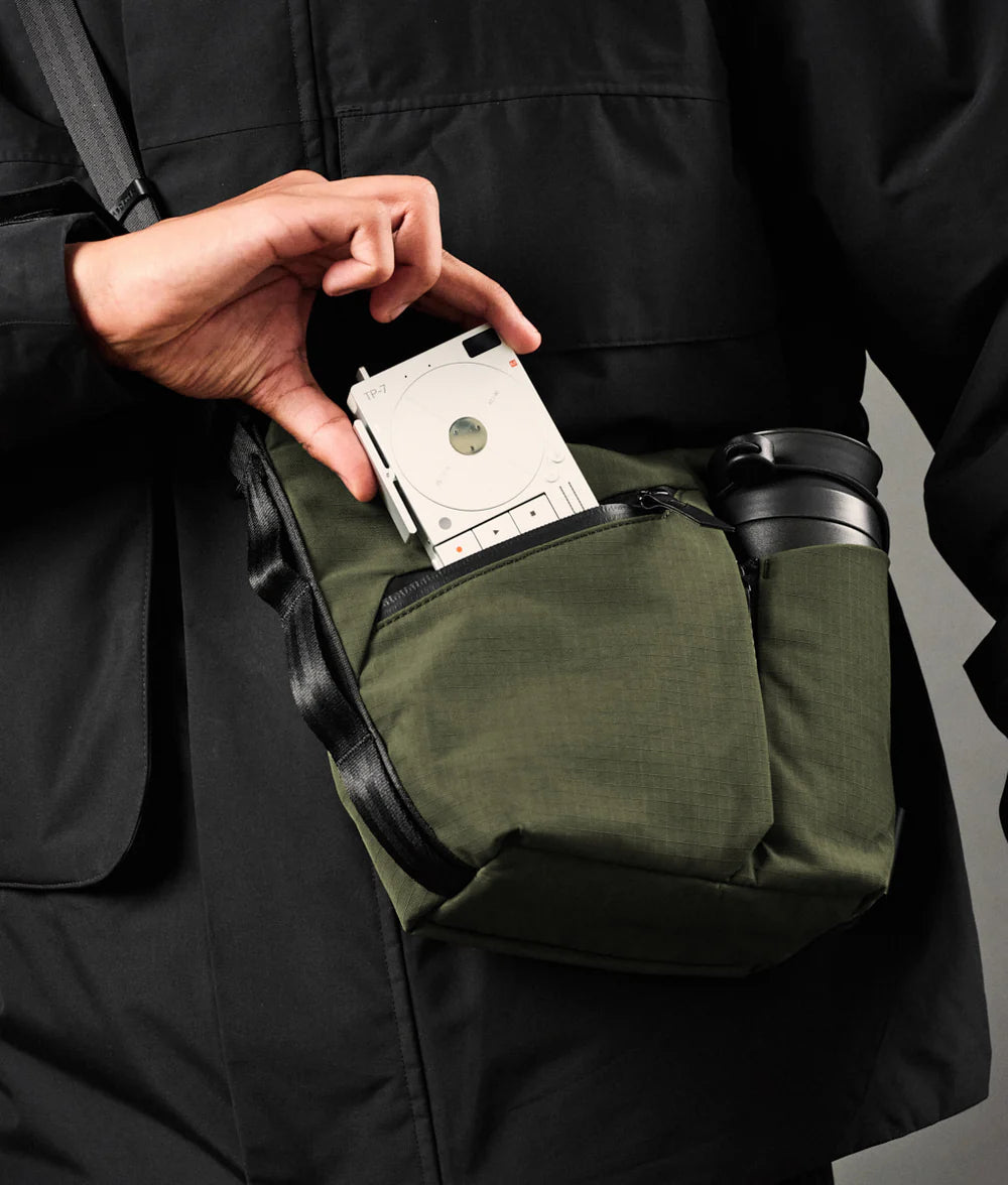 Alpaka Flow Satchel 側肩包
正面的快速存取口袋可輕鬆存放必需品，並配有內建鑰匙夾。