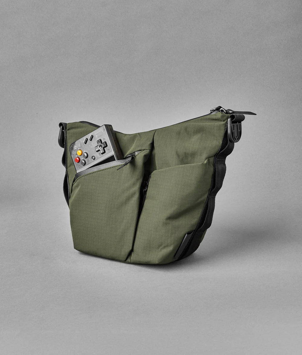 Alpaka Flow Satchel 側肩包
正面的快速存取口袋可輕鬆存放必需品，並配有內建鑰匙夾。