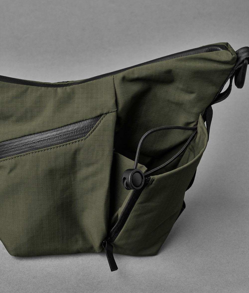 Alpaka Flow Satchel 側肩包
拉鍊擴充角撐板可讓您容納 1 公升大的瓶子。