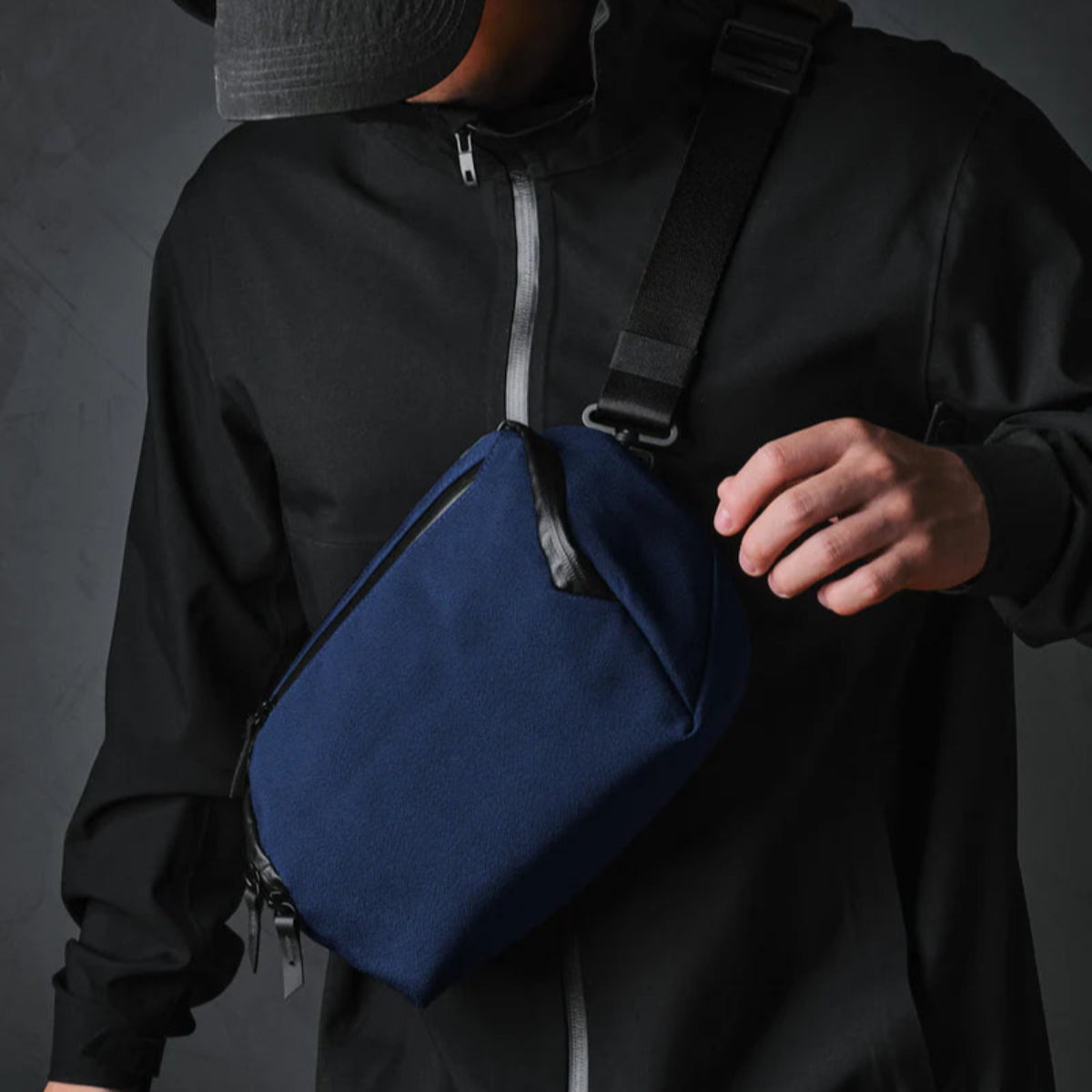 內建手提帶 - 可手提或掛於行李箱，靈活多變