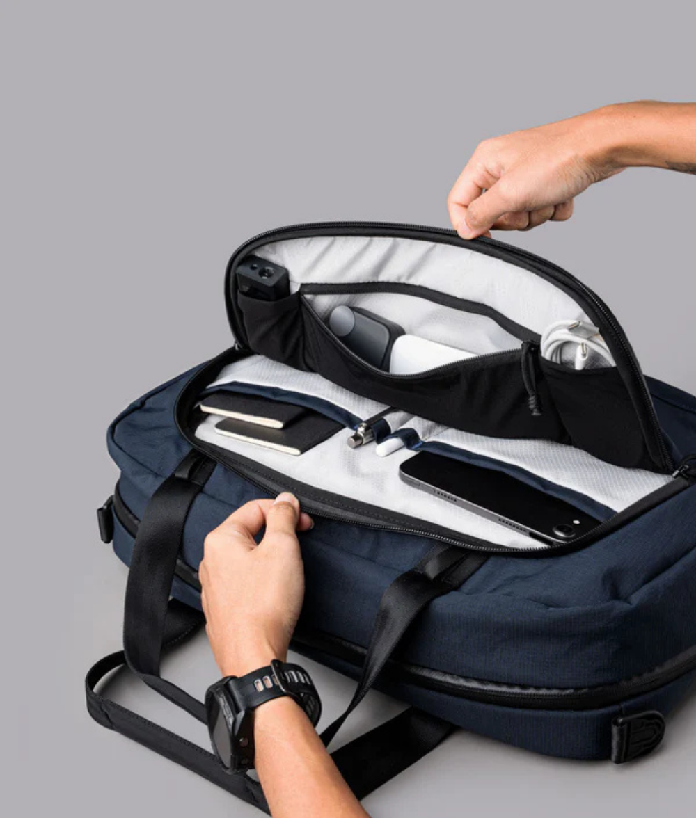 Alpaka Bravo Brief 商務手提包
多功能前置管理面板：內含 2 個滑袋、2 個筆插、1 個網狀拉鍊袋，收納日常用品與小型設備更加高效。