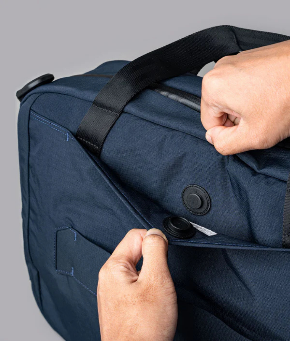 Alpaka Bravo Brief 商務手提包
磁性外袋：外部磁性口袋方便存取手機或登機證，提升使用便利性。