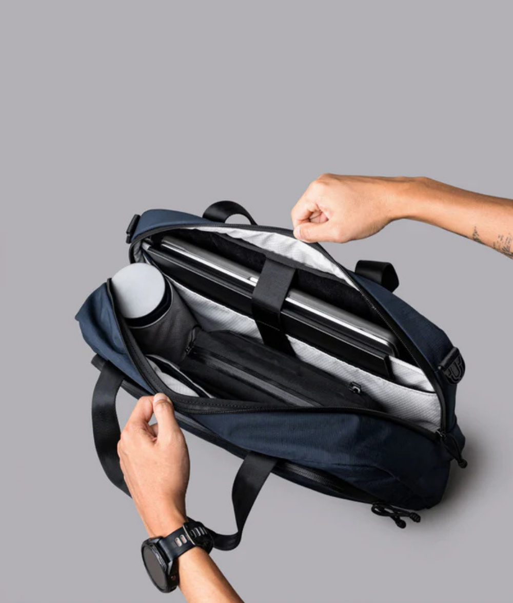 Alpaka Bravo Brief 商務手提包
筆記型電腦保護套：內部加墊 16 吋筆記型電腦專屬隔層，並採用柔軟內襯，提供卓越保護。