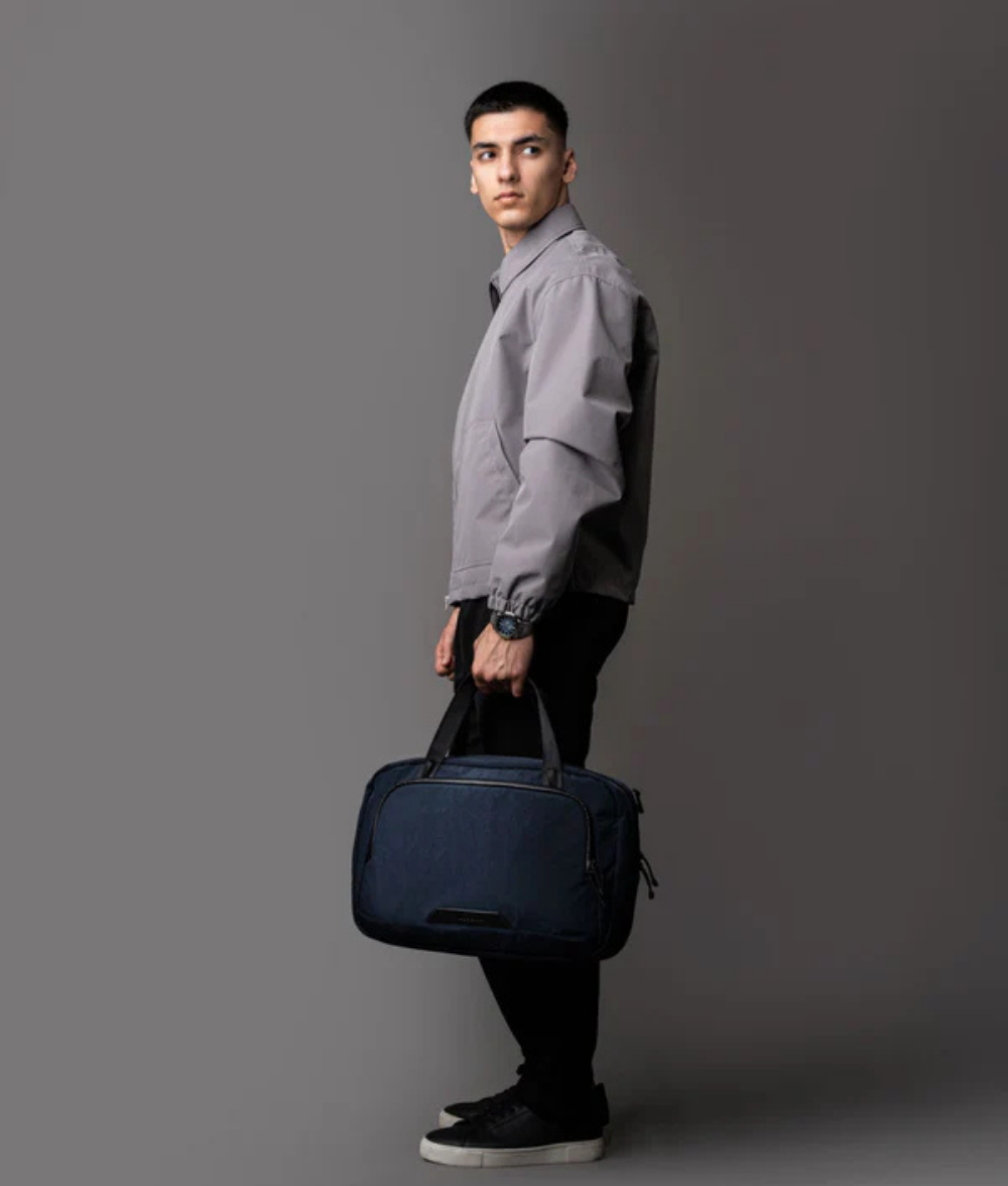 Alpaka Bravo Brief 商務手提包
雙模式攜帶：配有加厚手提帶與可拆卸肩帶，隨時切換攜帶模式，應對多場景使用需求。