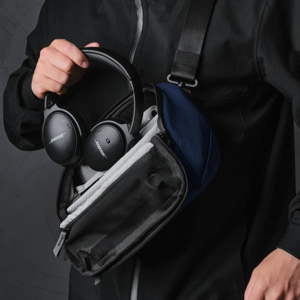 內建手提帶 - 可手提或掛於行李箱，靈活多變