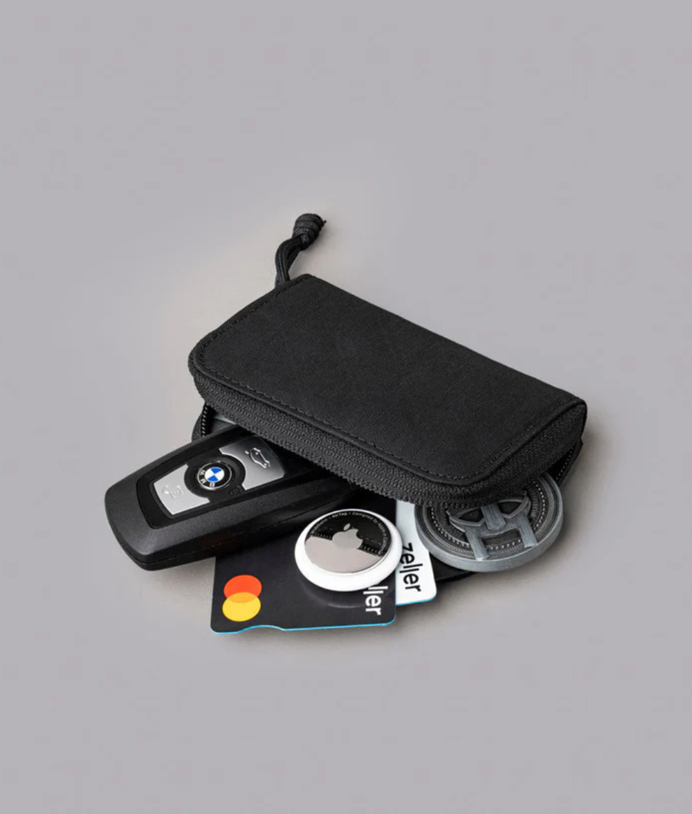 可容納最多 15 張卡片、5 枚硬幣及紙幣，滿足日常需求。