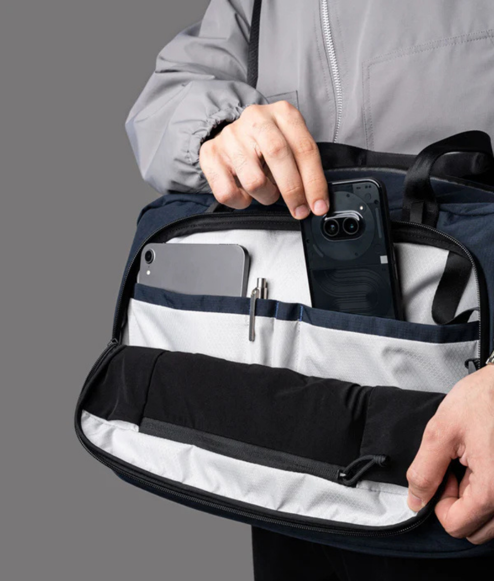 Alpaka Bravo Brief 商務手提包
多功能前置管理面板：內含 2 個滑袋、2 個筆插、1 個網狀拉鍊袋，收納日常用品與小型設備更加高效。