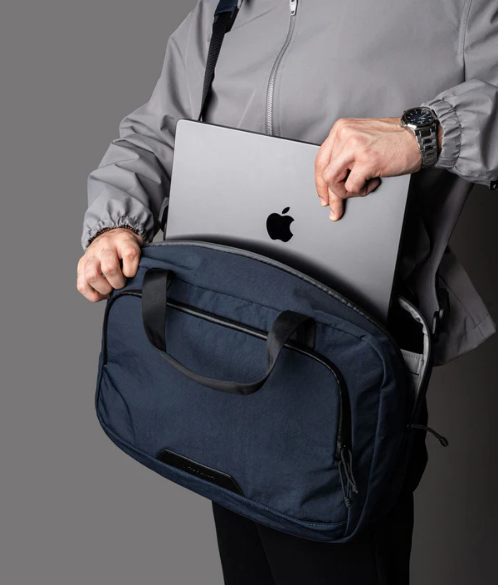 Alpaka Bravo Brief 商務手提包
筆記型電腦保護套：內部加墊 16 吋筆記型電腦專屬隔層，並採用柔軟內襯，提供卓越保護。