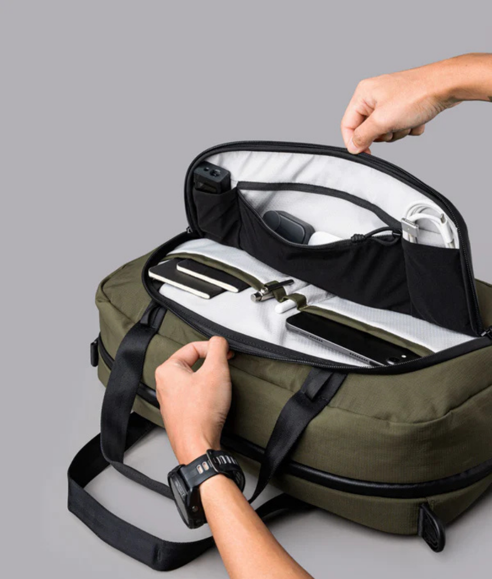 Alpaka Bravo Brief 商務手提包
多功能前置管理面板：內含 2 個滑袋、2 個筆插、1 個網狀拉鍊袋，收納日常用品與小型設備更加高效。