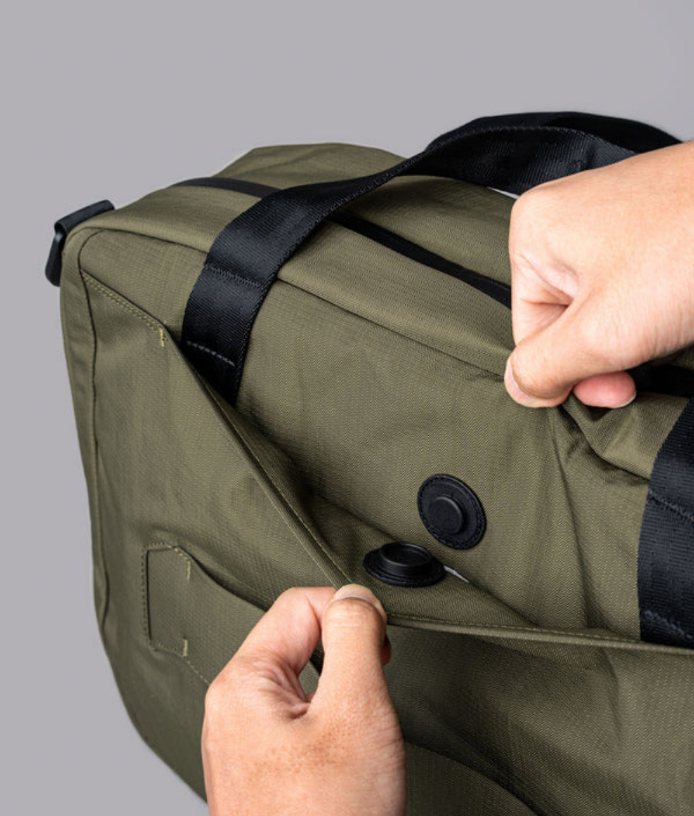 Alpaka Bravo Brief 商務手提包
磁性外袋：外部磁性口袋方便存取手機或登機證，提升使用便利性。