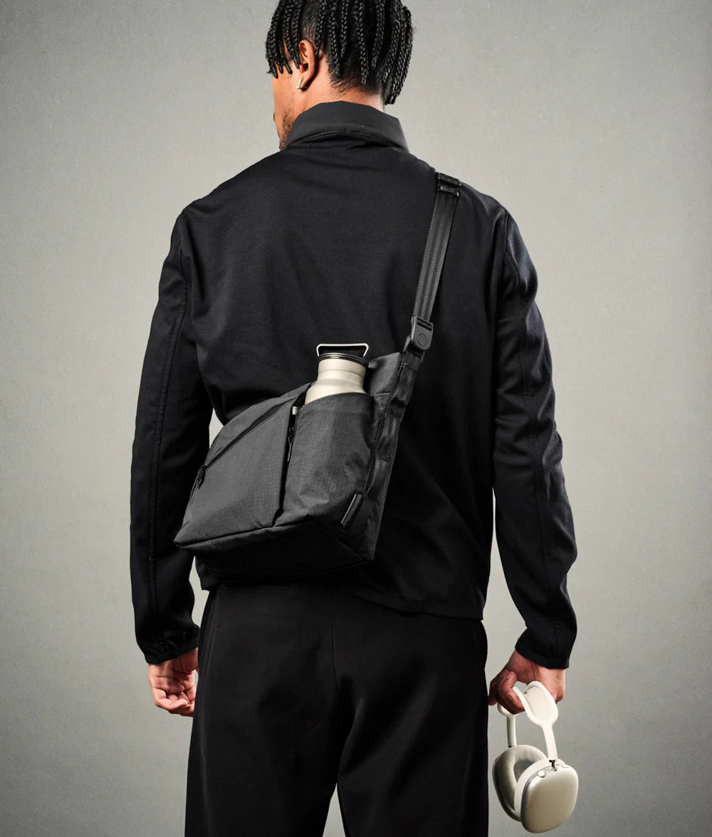 Alpaka Flow Satchel 側肩包
拉鍊擴充角撐板可讓您容納 1 公升大的瓶子。