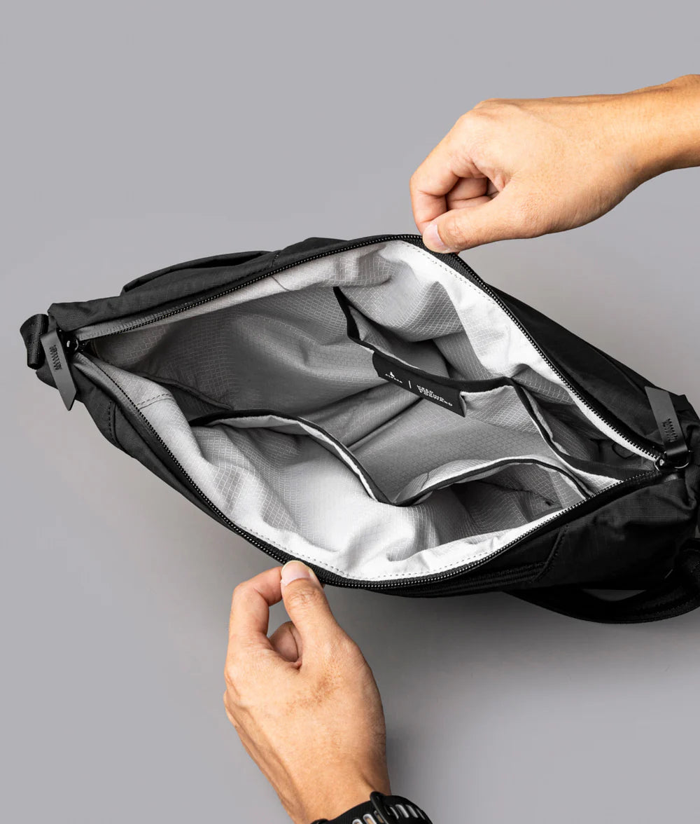 Alpaka Flow Satchel 側肩包
寬敞的主隔層刻意保持整潔，可容納各種形狀和尺寸的日常裝備。
全拉鍊封口可讓您的所有物品安全存放。