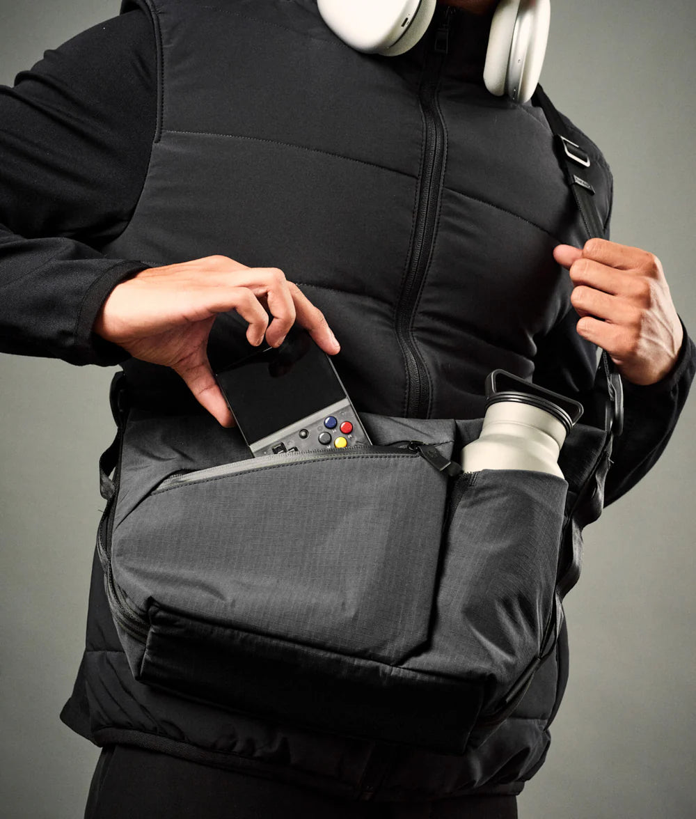 Alpaka Flow Satchel 側肩包
正面的快速存取口袋可輕鬆存放必需品，並配有內建鑰匙夾。