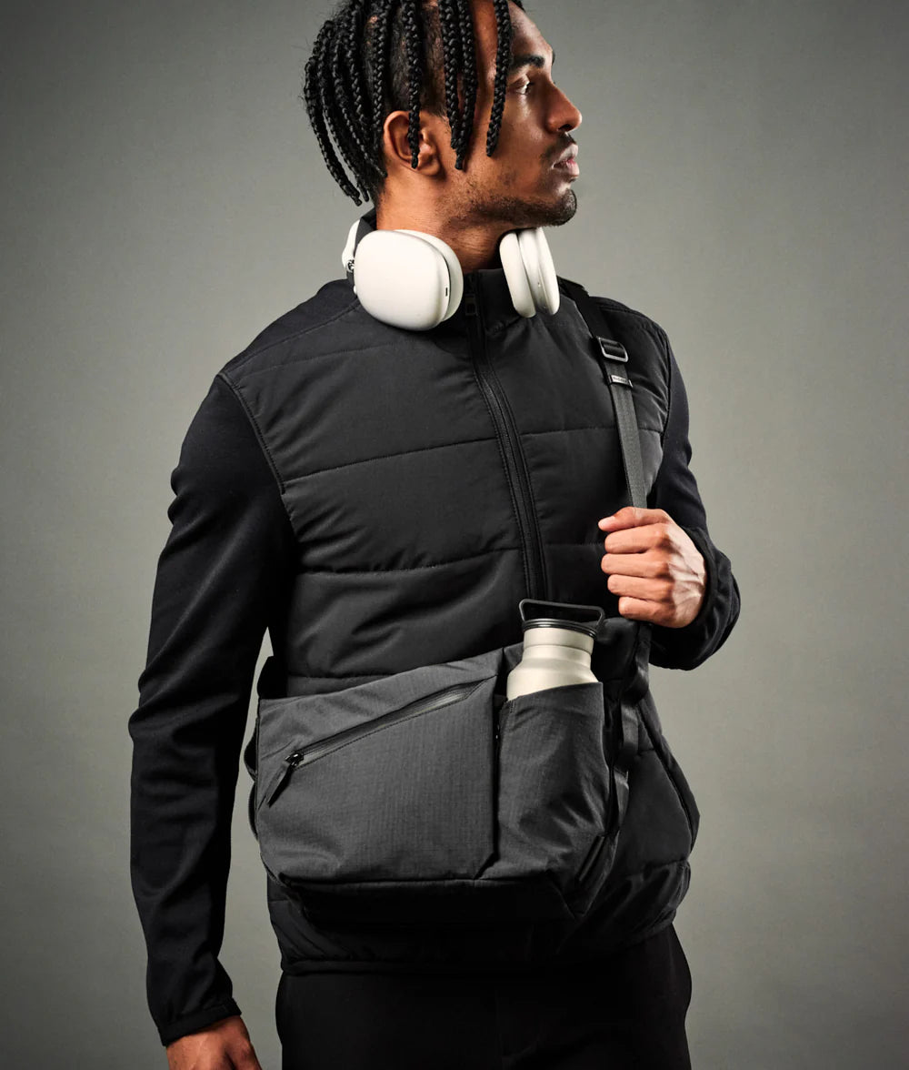 Alpaka Flow Satchel 側肩包
拉鍊擴充角撐板可讓您容納 1 公升大的瓶子。