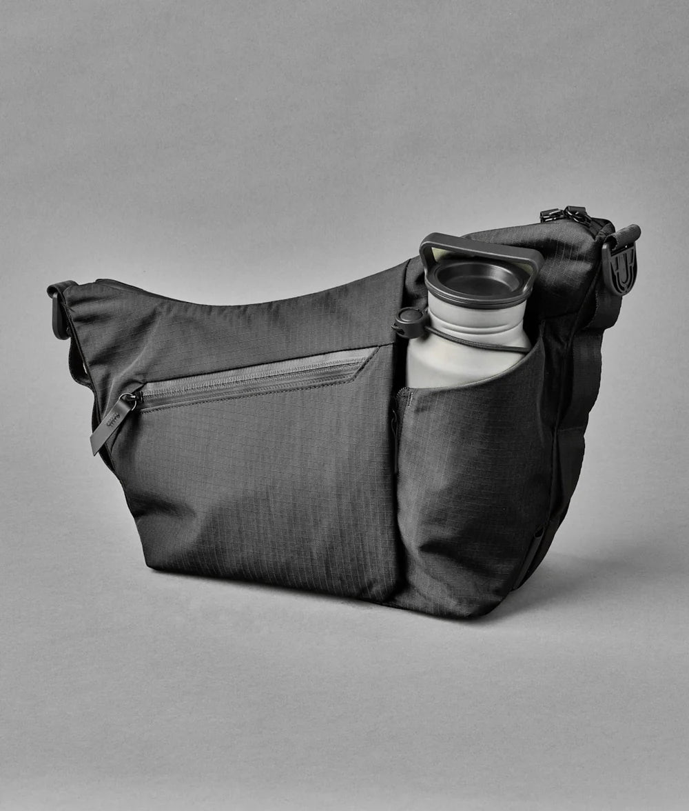 Alpaka Flow Satchel 側肩包
拉鍊擴充角撐板可讓您容納 1 公升大的瓶子。