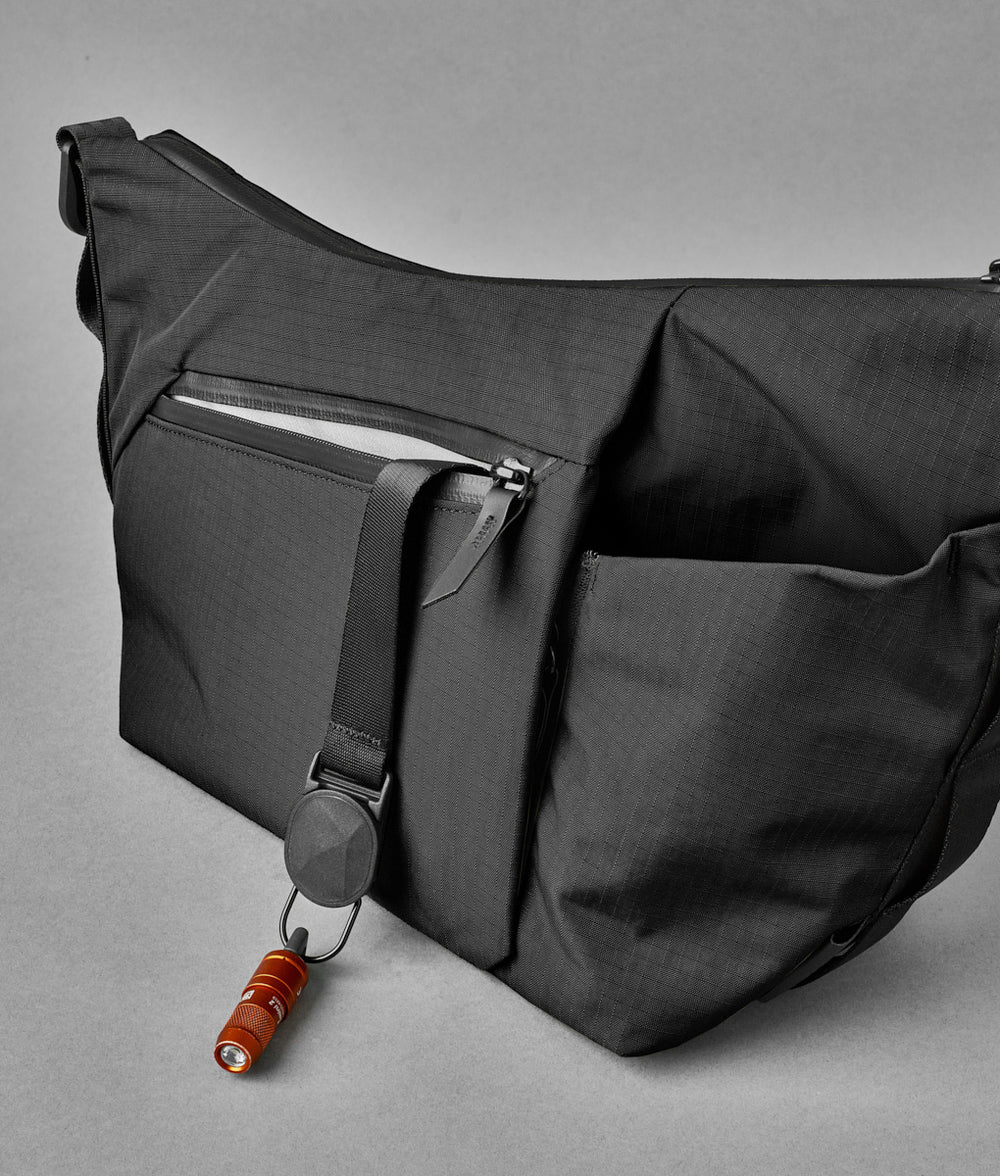 Alpaka Flow Satchel 側肩包
正面的快速存取口袋可輕鬆存放必需品，並配有內建鑰匙夾。