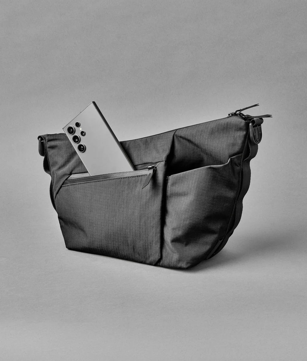 Alpaka Flow Satchel 側肩包
正面的快速存取口袋可輕鬆存放必需品，並配有內建鑰匙夾。