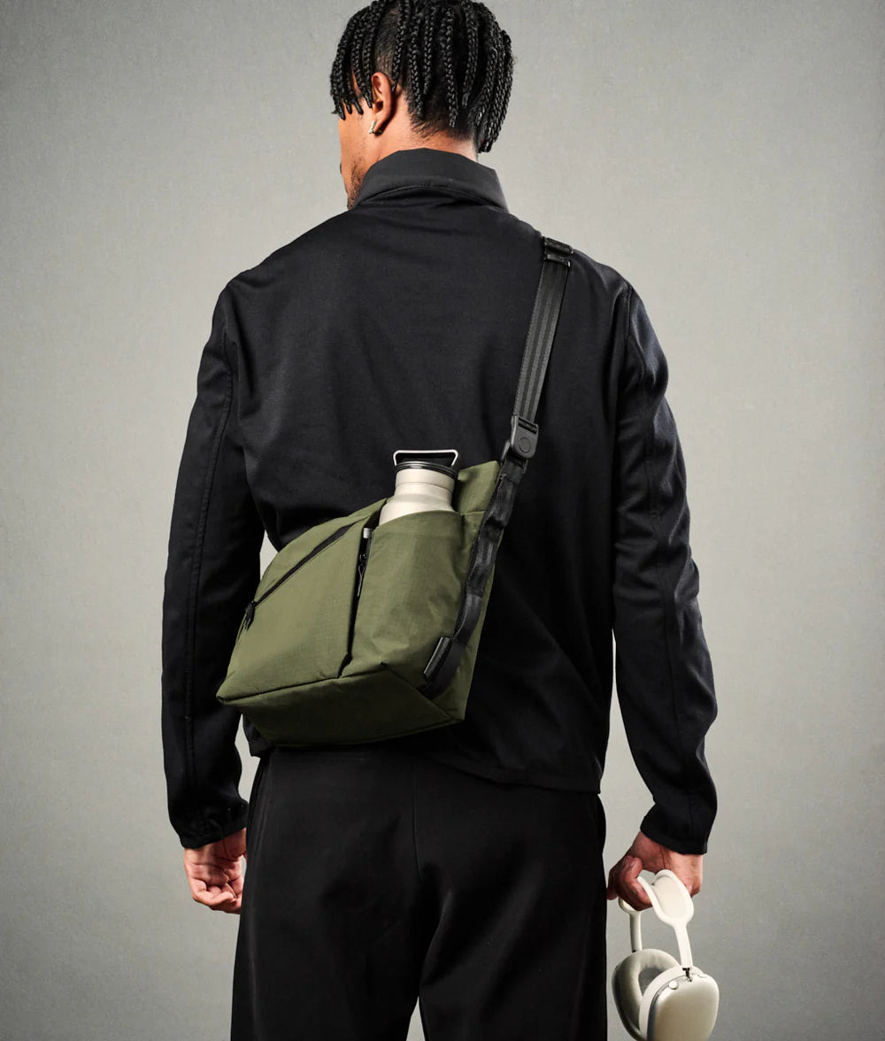 Alpaka Flow Satchel 側肩包
拉鍊擴充角撐板可讓您容納 1 公升大的瓶子。