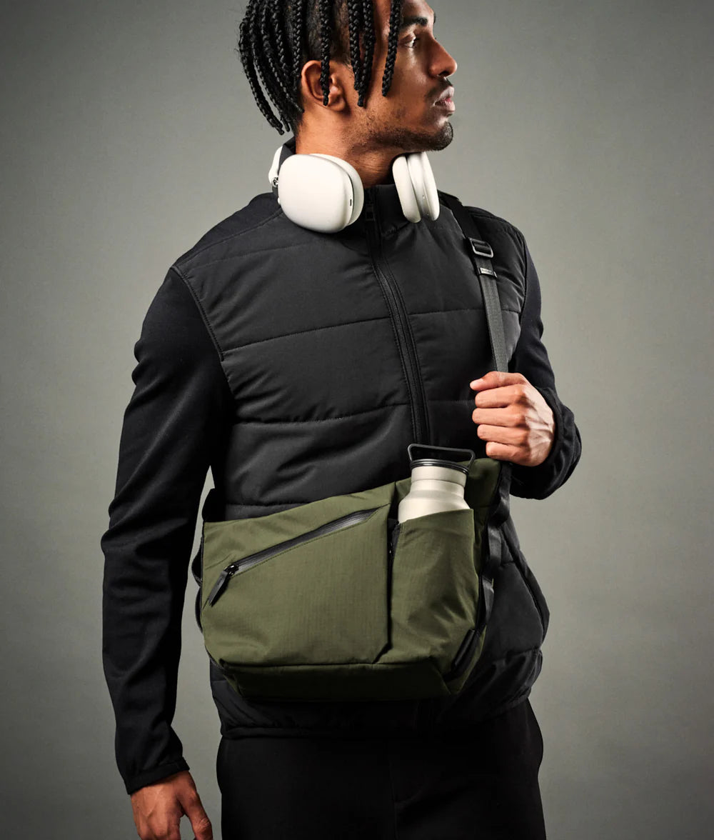 Alpaka Flow Satchel 側肩包
拉鍊擴充角撐板可讓您容納 1 公升大的瓶子。