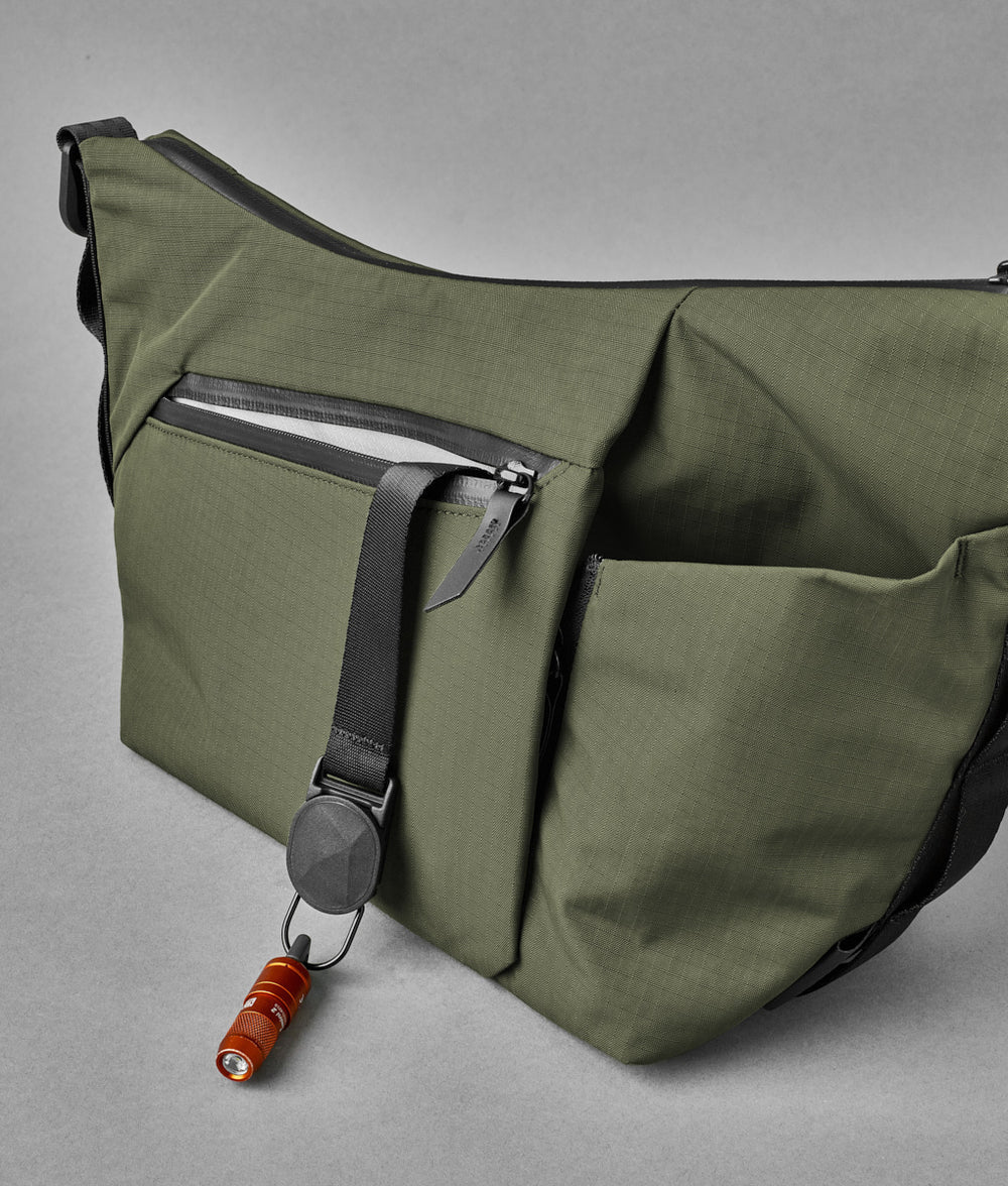 Alpaka Flow Satchel 側肩包
正面的快速存取口袋可輕鬆存放必需品，並配有內建鑰匙夾。