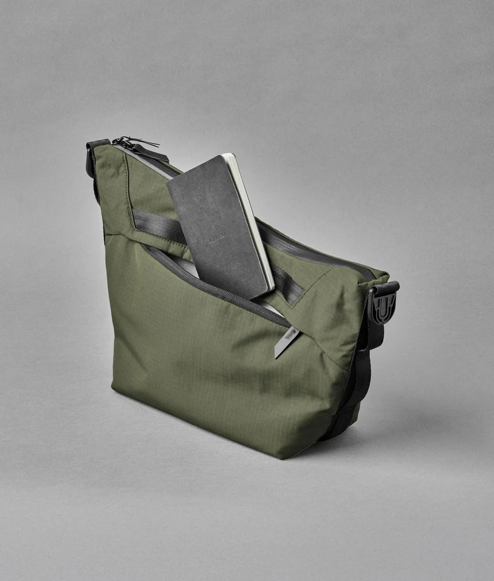 Alpaka Flow Satchel 側肩包
背面的拉鍊口袋足夠深，可容納 iPad mini（標準尺寸版本）