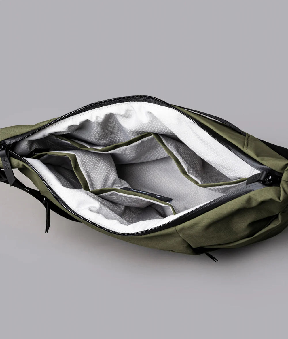 Alpaka Flow Satchel 側肩包
寬敞的主隔層刻意保持整潔，可容納各種形狀和尺寸的日常裝備。
全拉鍊封口可讓您的所有物品安全存放。