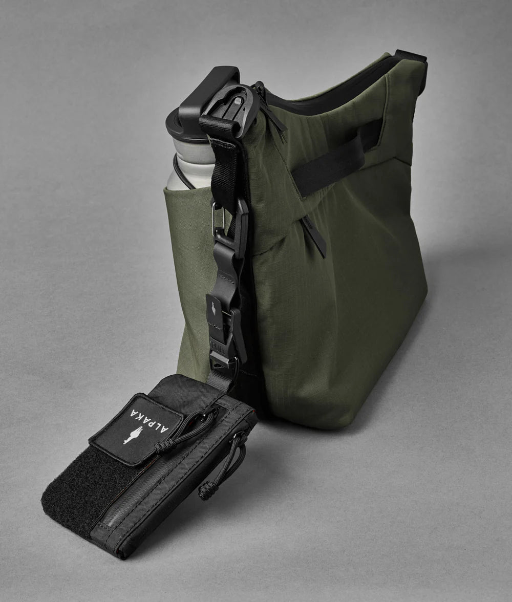 Alpaka Flow Satchel 側肩包
可與Hub相關配件連接