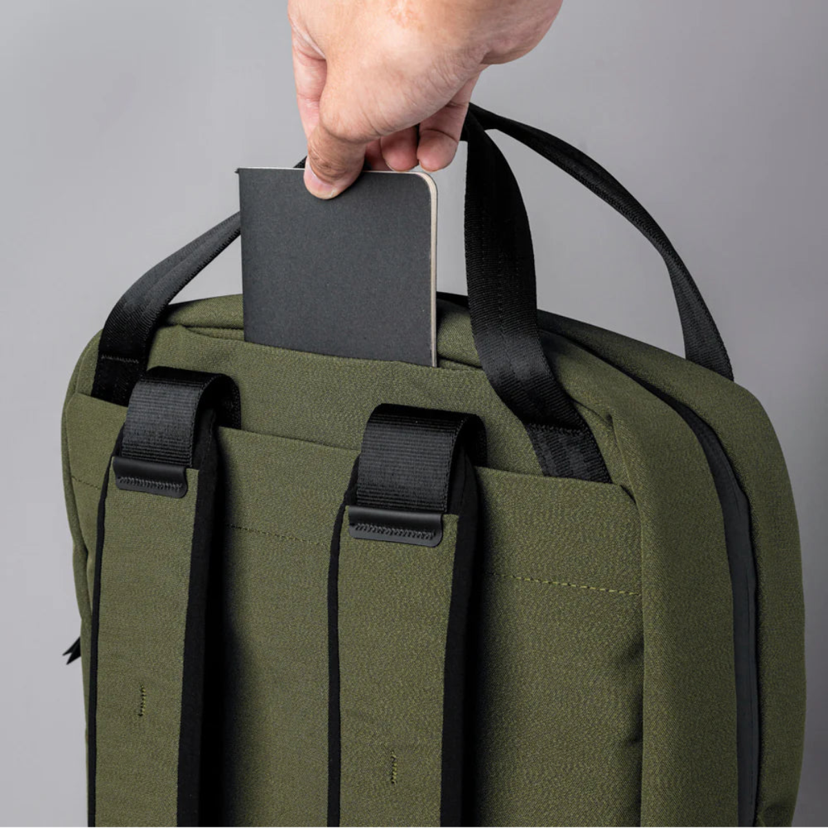 背帶可收納，讓外觀更簡潔俐落